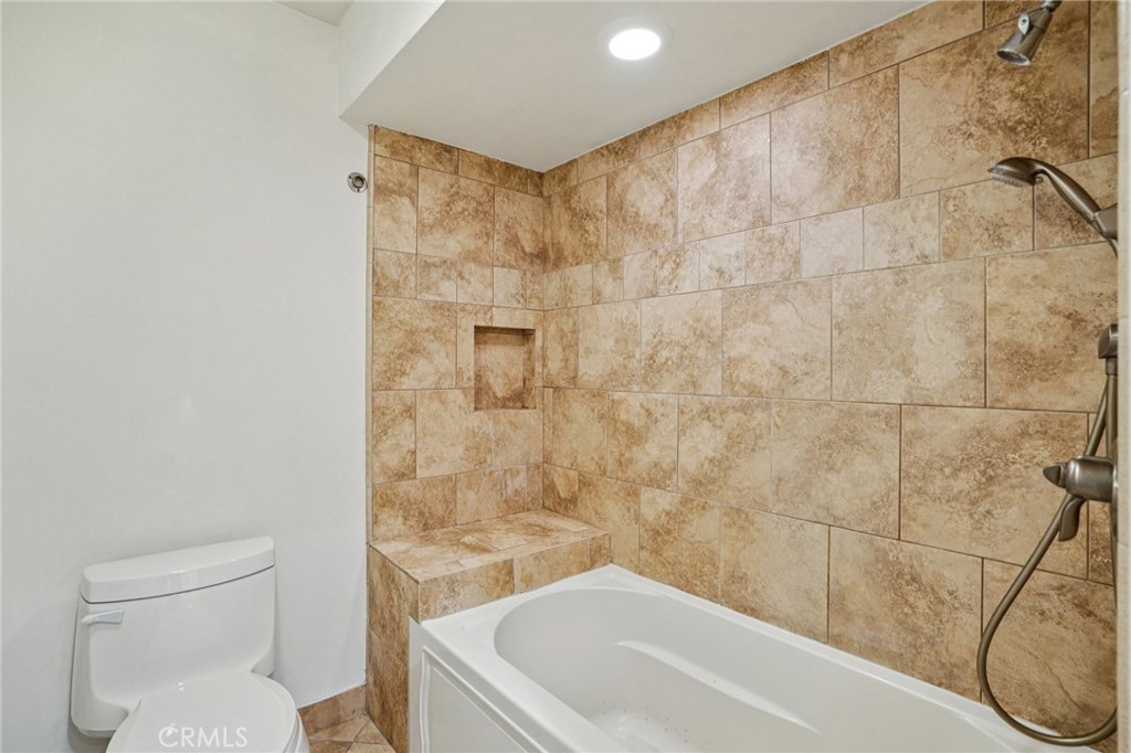 380 Wimbledon Drive Rancho Mirage, CA 92270 - Photo 25 of 41 a bathroom with a toilet and a bathtub