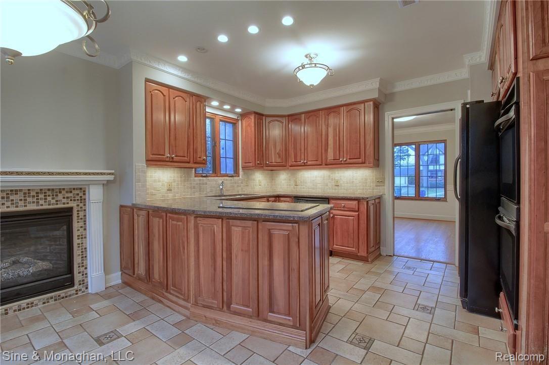 524 Barrington Road Grosse Pointe, MI 48230 - Photo 8 of 57 10-Kitchen.jpg