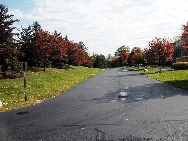 1695 Huntington Park, Unit 35 Rochester, MI 48309 - Photo 19 of 20 Lovely Setting