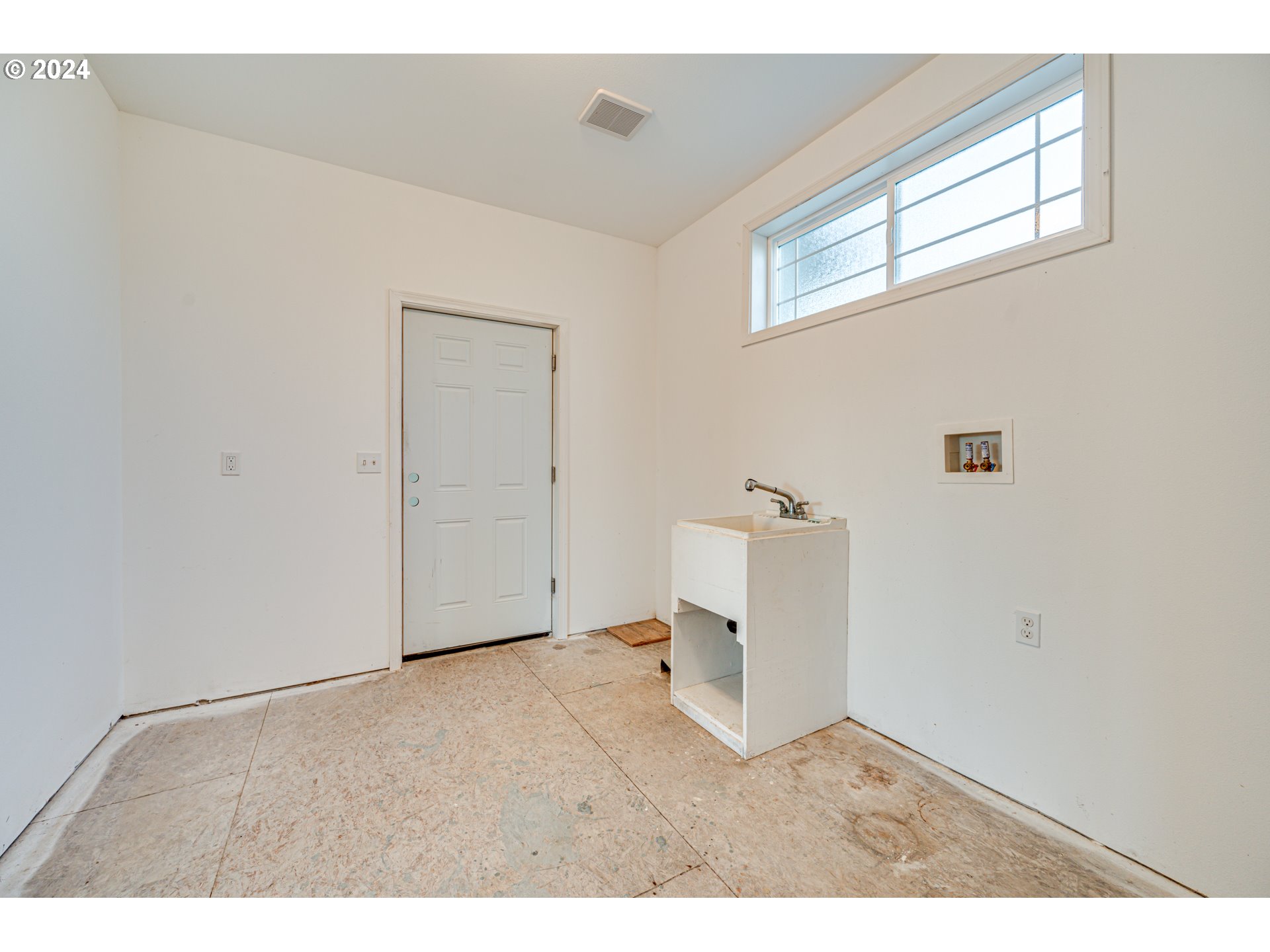 2825 Dike Road Woodland, WA 98674 - Photo 15 of 48 a view of empty room with windows