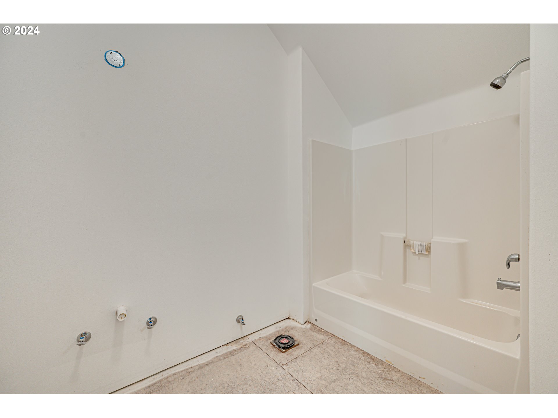 2825 Dike Road Woodland, WA 98674 - Photo 26 of 48 a bathroom with a bathtub