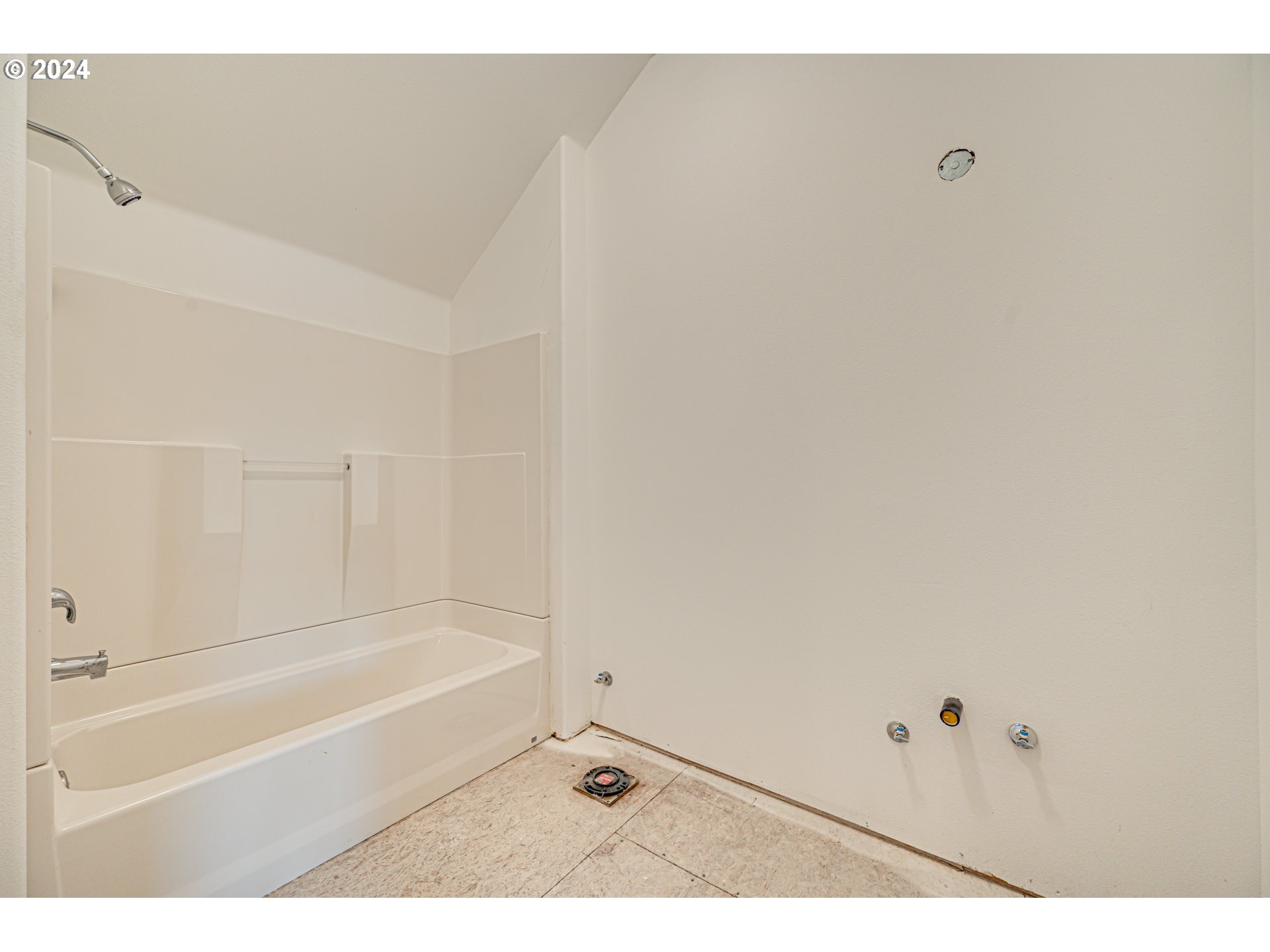 2825 Dike Road Woodland, WA 98674 - Photo 29 of 48 a bathroom with a bathtub