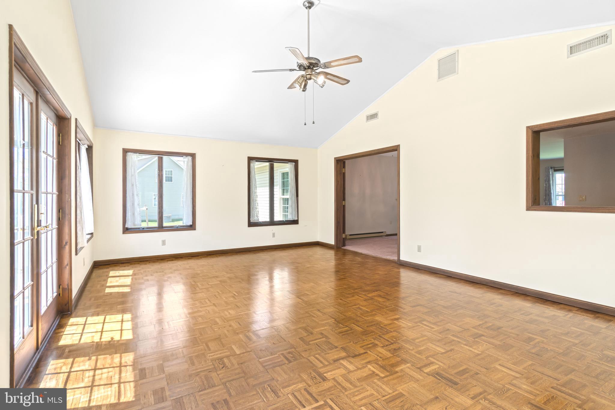 310 River Road Elkton, MD 21921 - Photo 9 of 29 Sun/Living Room 23'x15'