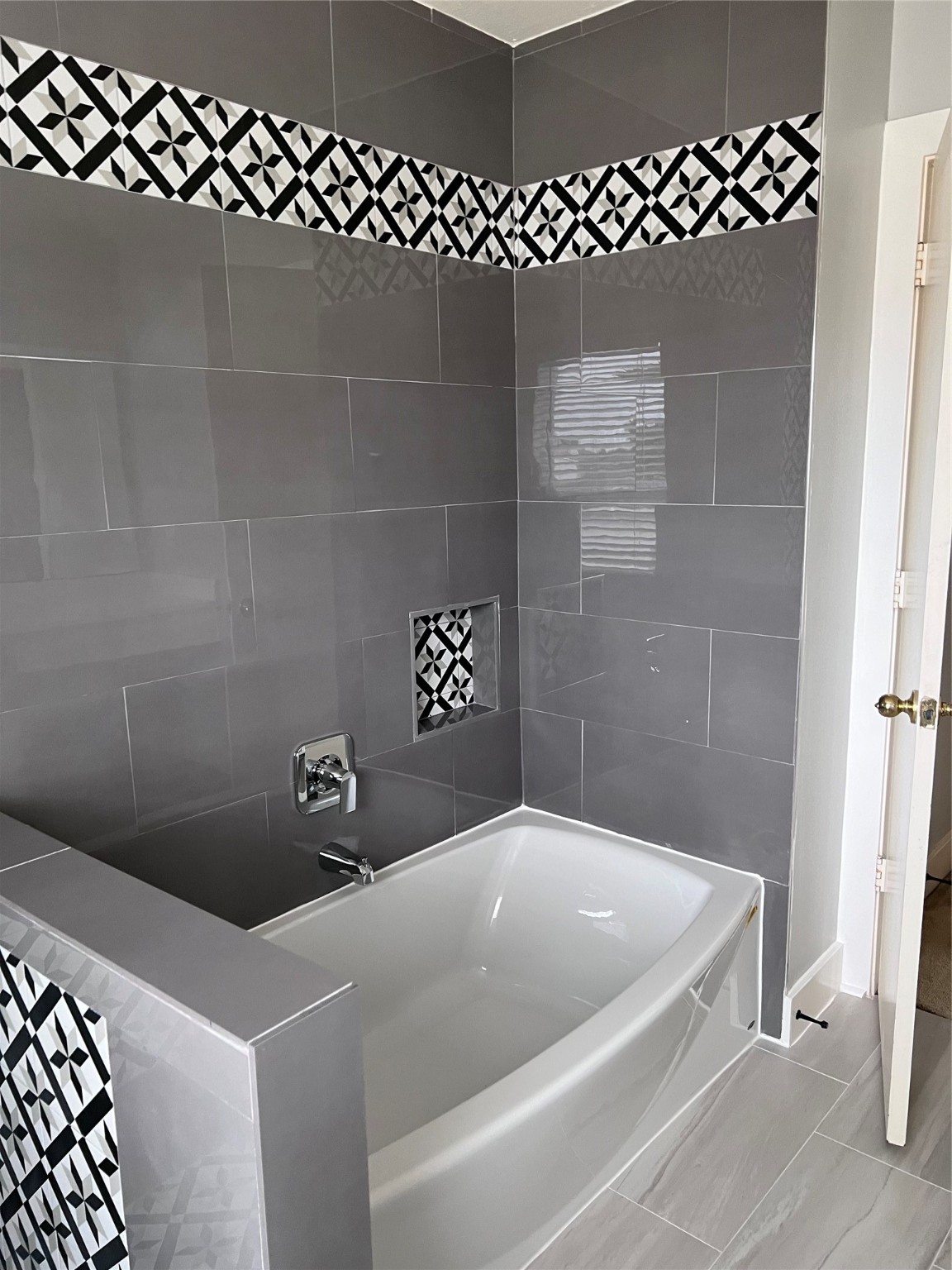 19818 Lindenwick Court Cypress, TX 77433 - Photo 28 of 35 a bathroom with a bathtub