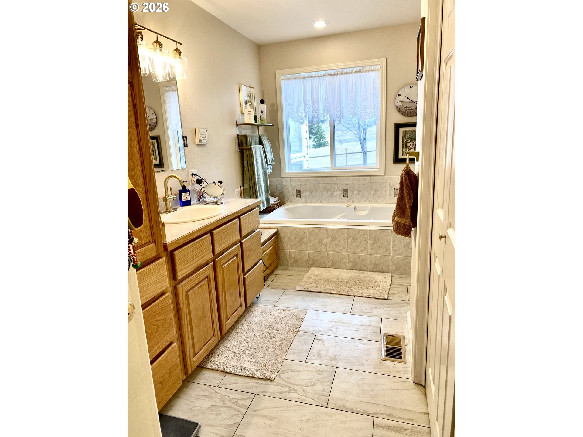 3555 Indiana Avenue Baker City, OR 97814 - Photo 14 of 43 a bathroom with a tub sink and mirror