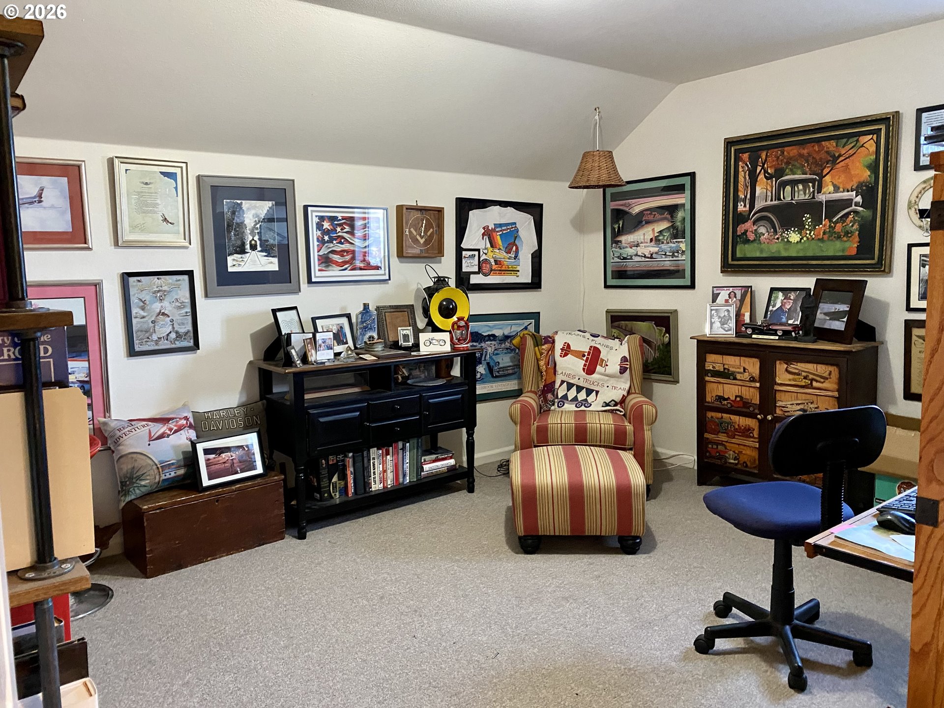 3555 Indiana Avenue Baker City, OR 97814 - Photo 21 of 43 a living room with furniture and book shelf