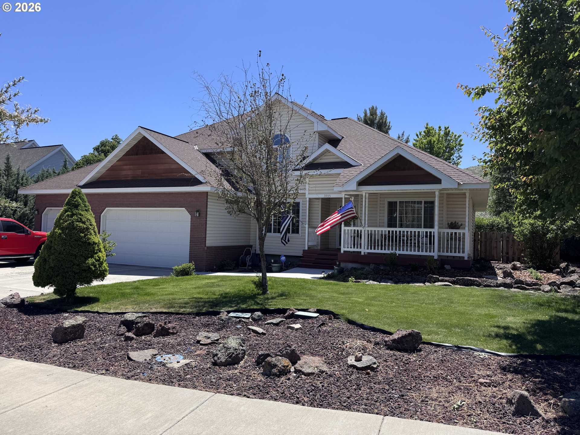 3555 Indiana Avenue Baker City, OR 97814 - Photo 41 of 43 a front view of a house with a yard