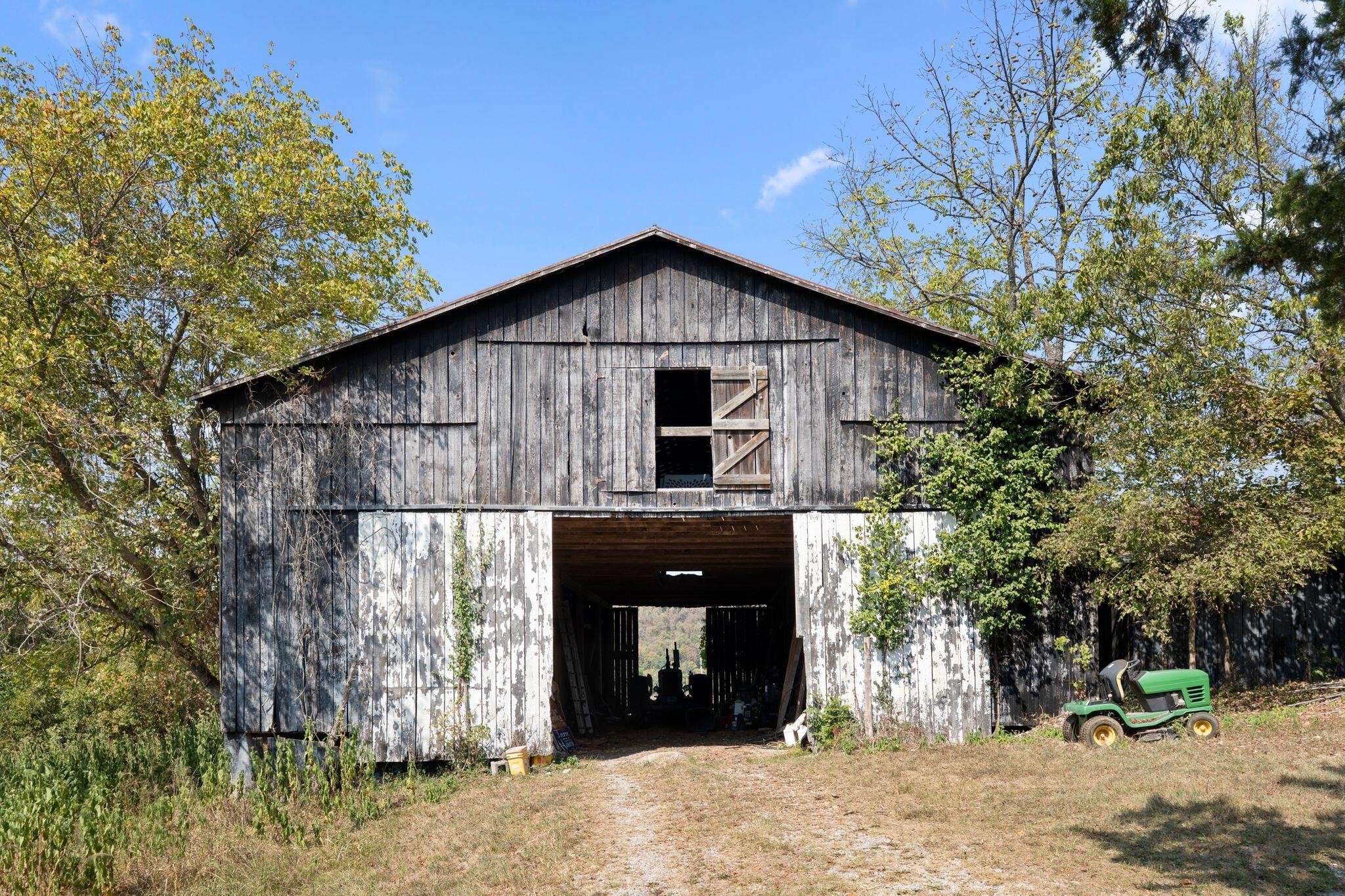 3890 Oregon Road Versailles, KY 40383 - Photo 9 of 36 Barn