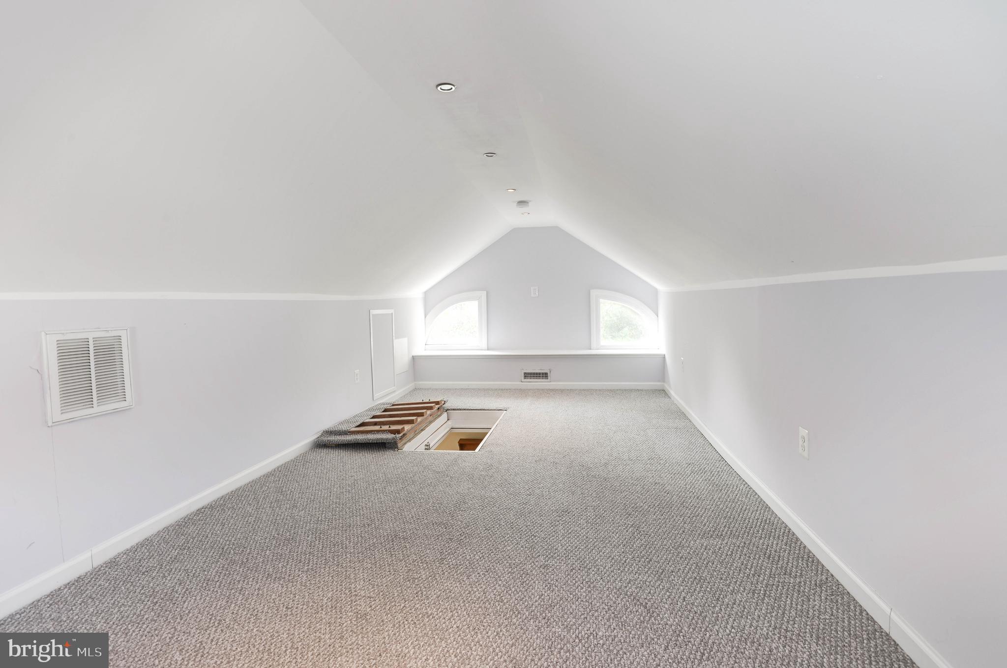 713 South Glebe Road Arlington, VA 22204 - Photo 34 of 51 Light & Airy 3rd Level Bonus Room