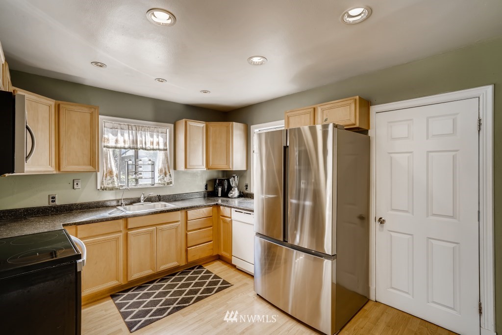507 Harrison Street Sumner, WA 98390 - Photo 9 of 28