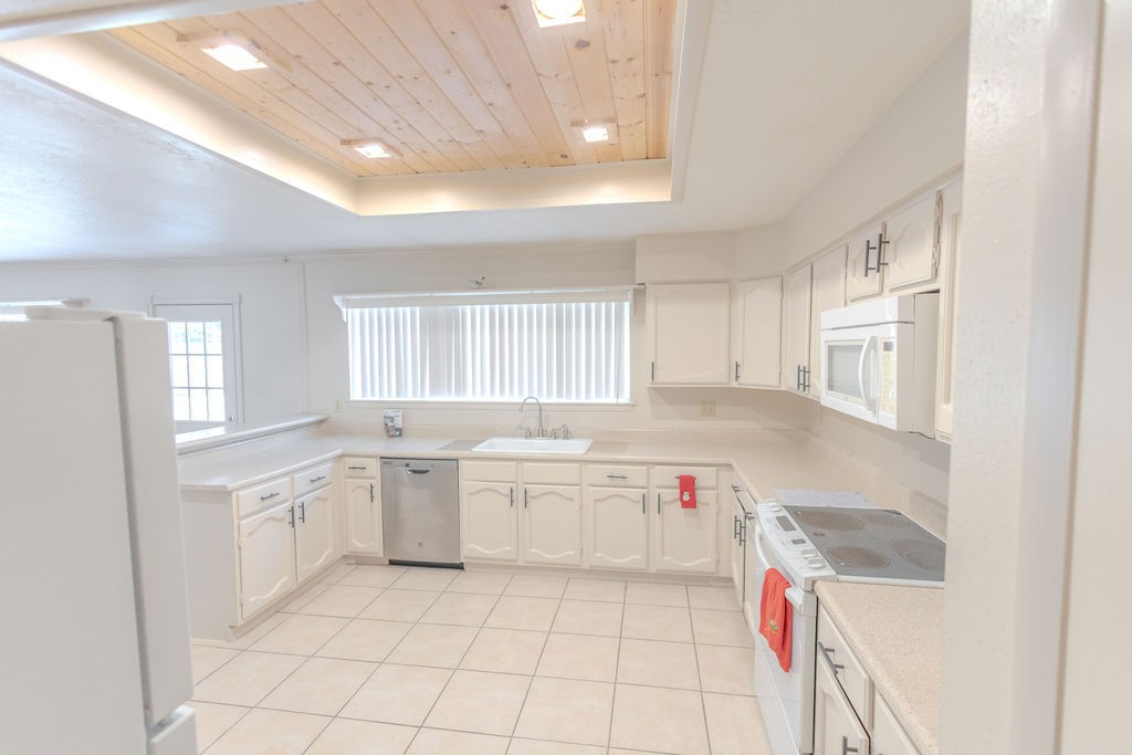 9806 Cane Creek Drive Houston, TX 77070 - Photo 11 of 28 a kitchen that has a lot of cabinets in it and appliances