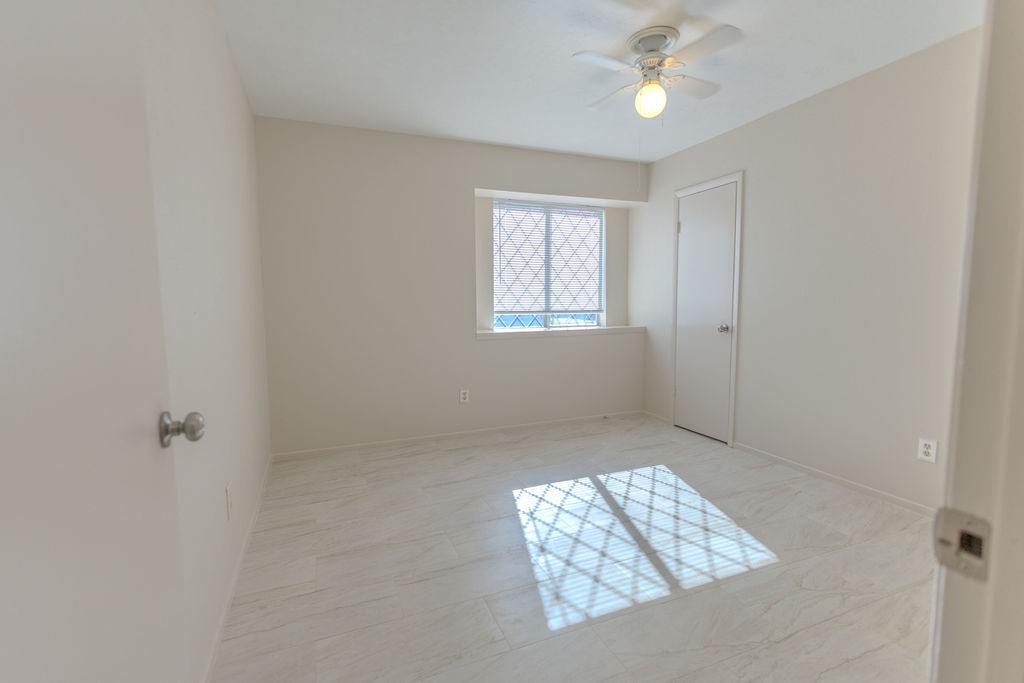 9806 Cane Creek Drive Houston, TX 77070 - Photo 13 of 28 a bathroom with a window