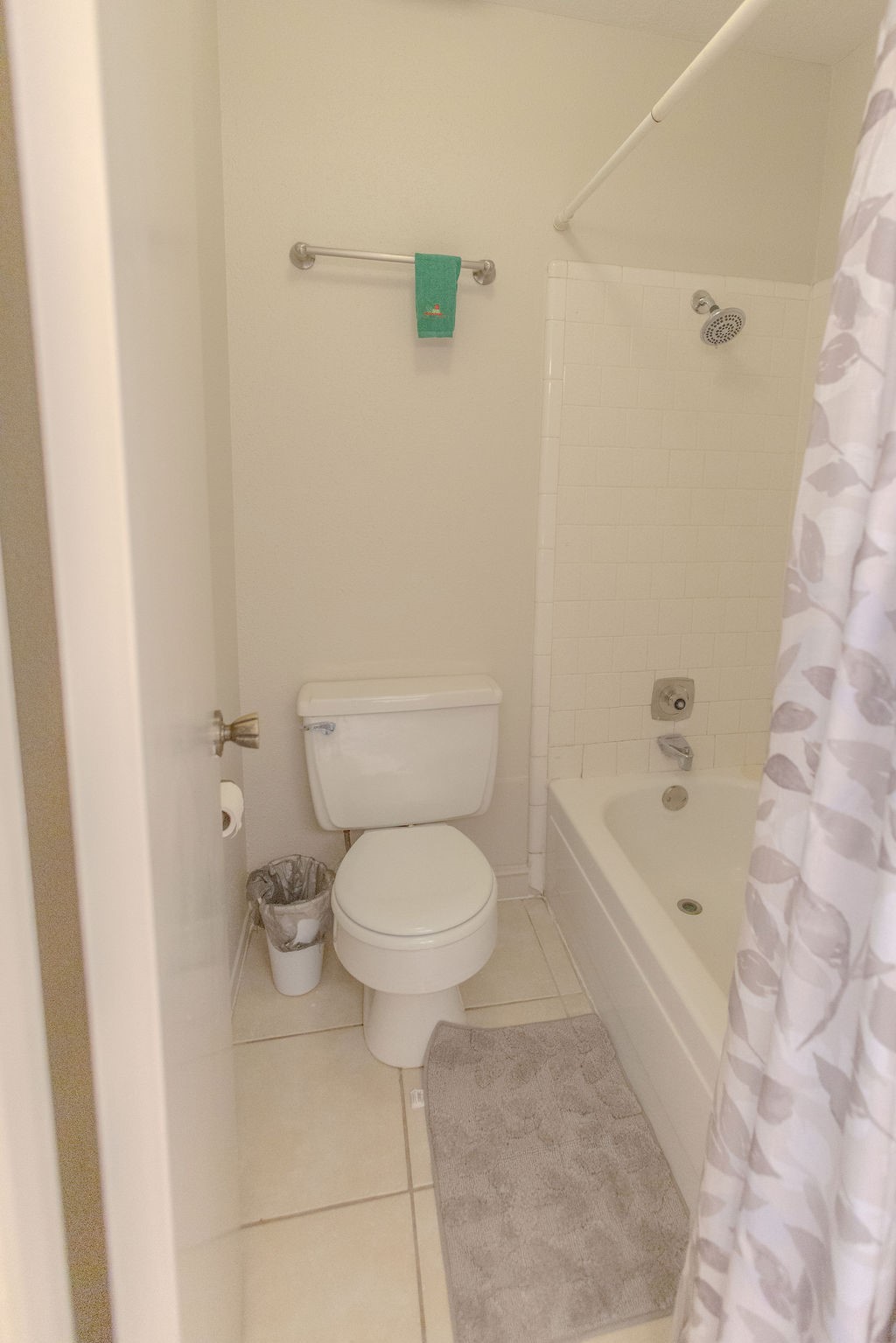 9806 Cane Creek Drive Houston, TX 77070 - Photo 14 of 28 a bathroom with a toilet and a bathtub