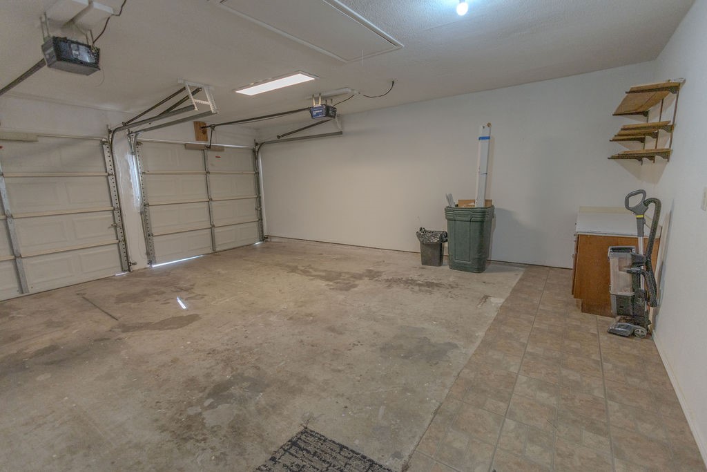 9806 Cane Creek Drive Houston, TX 77070 - Photo 26 of 28 a view of a garage room