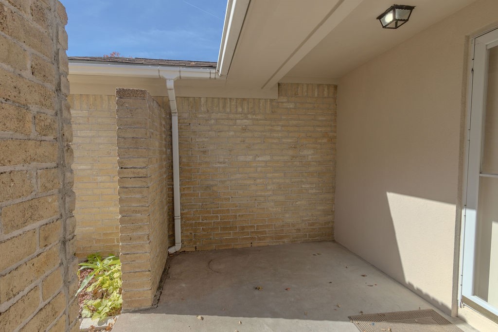 9806 Cane Creek Drive Houston, TX 77070 - Photo 3 of 28 a bathroom with a shower