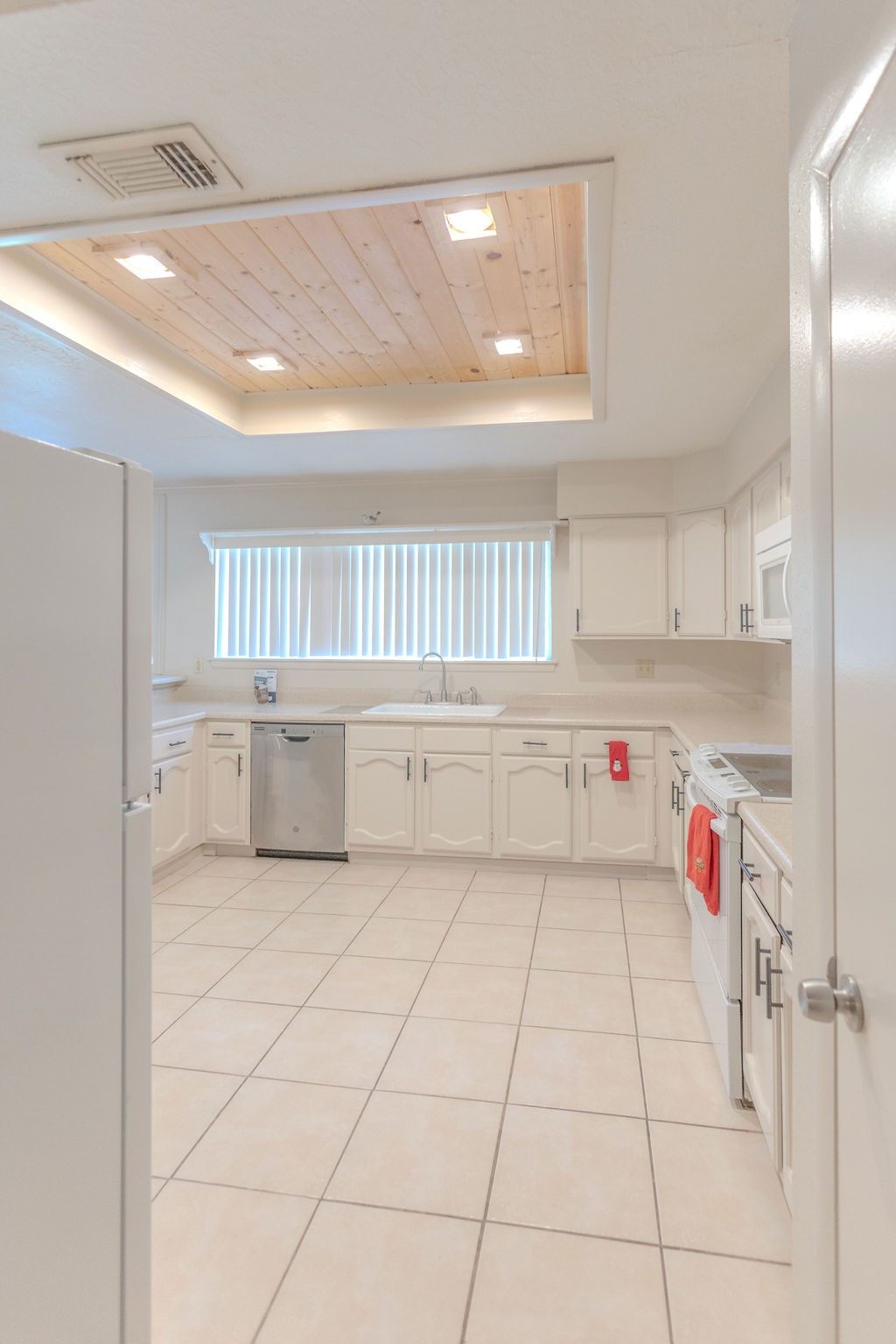 9806 Cane Creek Drive Houston, TX 77070 - Photo 10 of 28 a room with a washing machine and cabinets