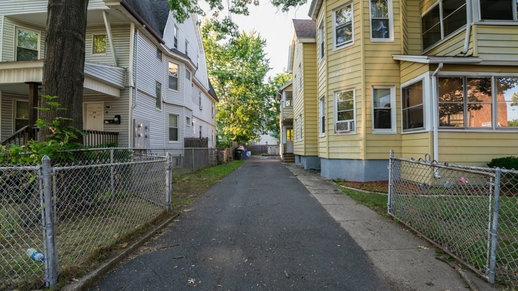 20 Alderman Street Springfield, MA 01108 - Photo 2 of 26