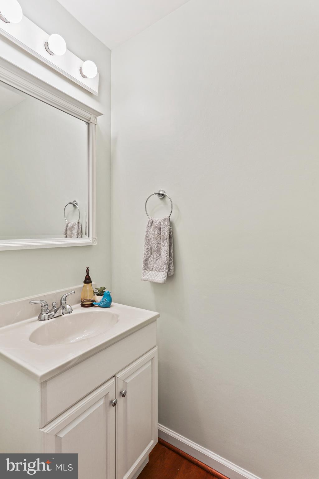 5813 Humblebee Road Columbia, MD 21045 - Photo 9 of 26 Convenient main level half-bath