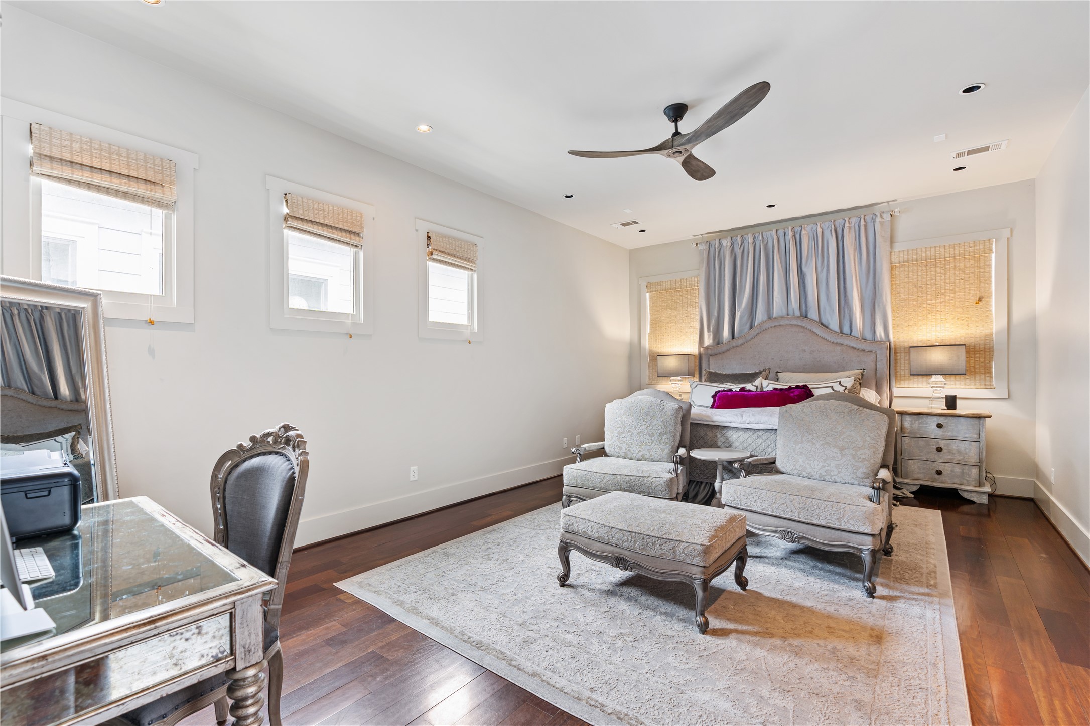 926 Nicholson Street Houston, TX 77008 - Photo 18 of 36 Expansive proportions and elevated ceiling heights enhance the sense of openness throughout the primary suite.