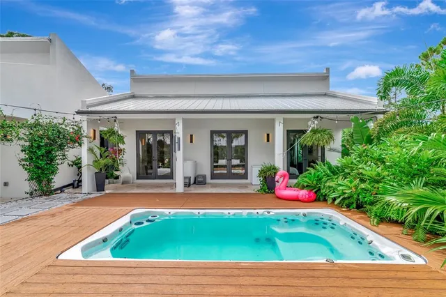 a view of outdoor space yard and porch