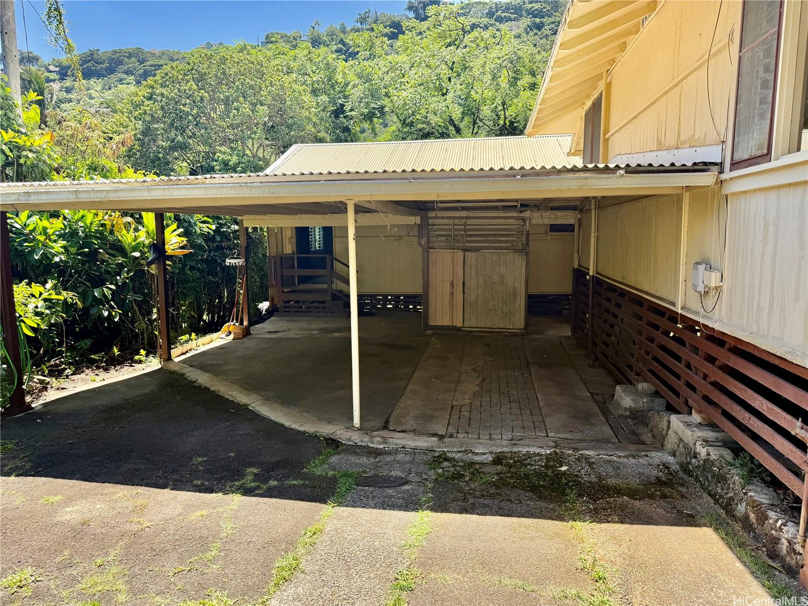 2816 Booth Road Honolulu, HI 96813 - Photo 11 of 17 a view of a balcony with door