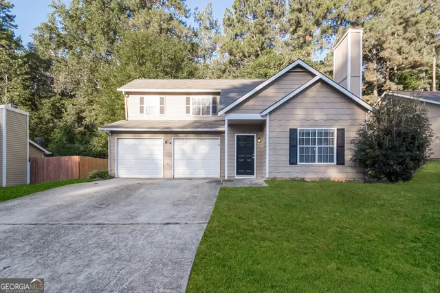 a view of house with a yard