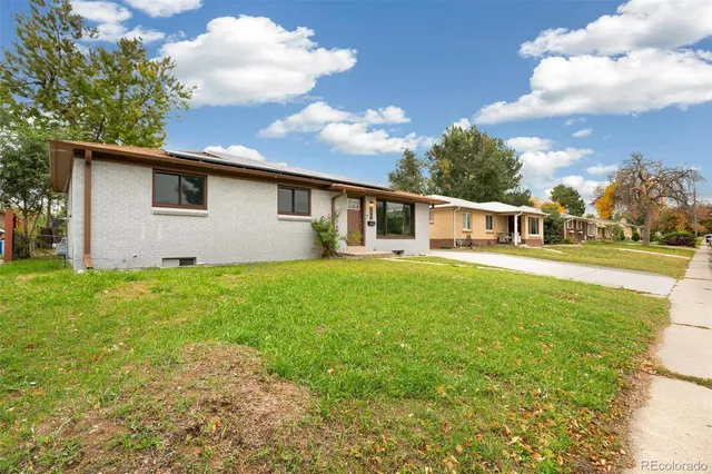 a house view with swimming pool and yard