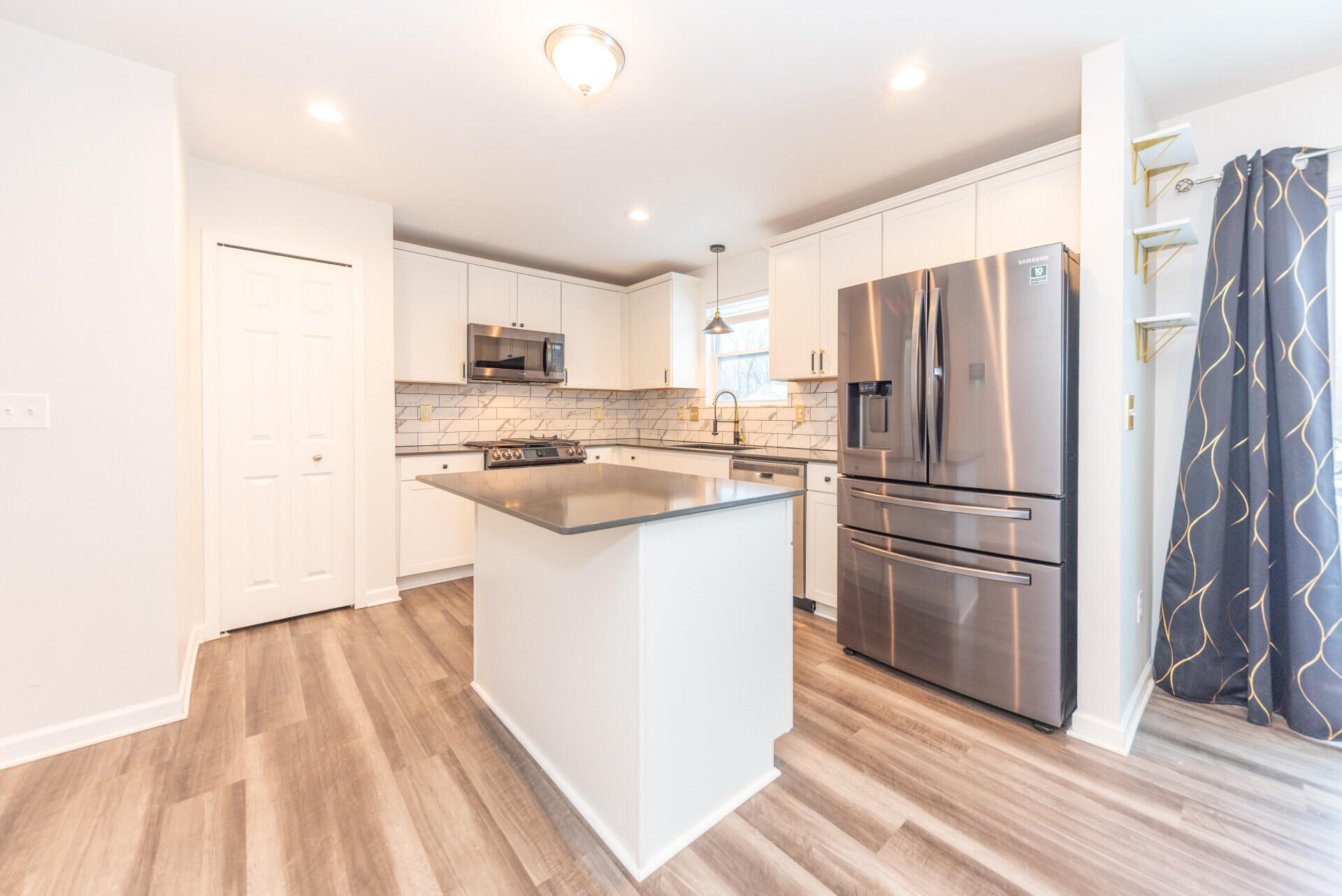 6035 Ravine Court Ypsilanti, MI 48197 - Photo 21 of 48 MLS18_Kitchen_with_centerisland_and_pant