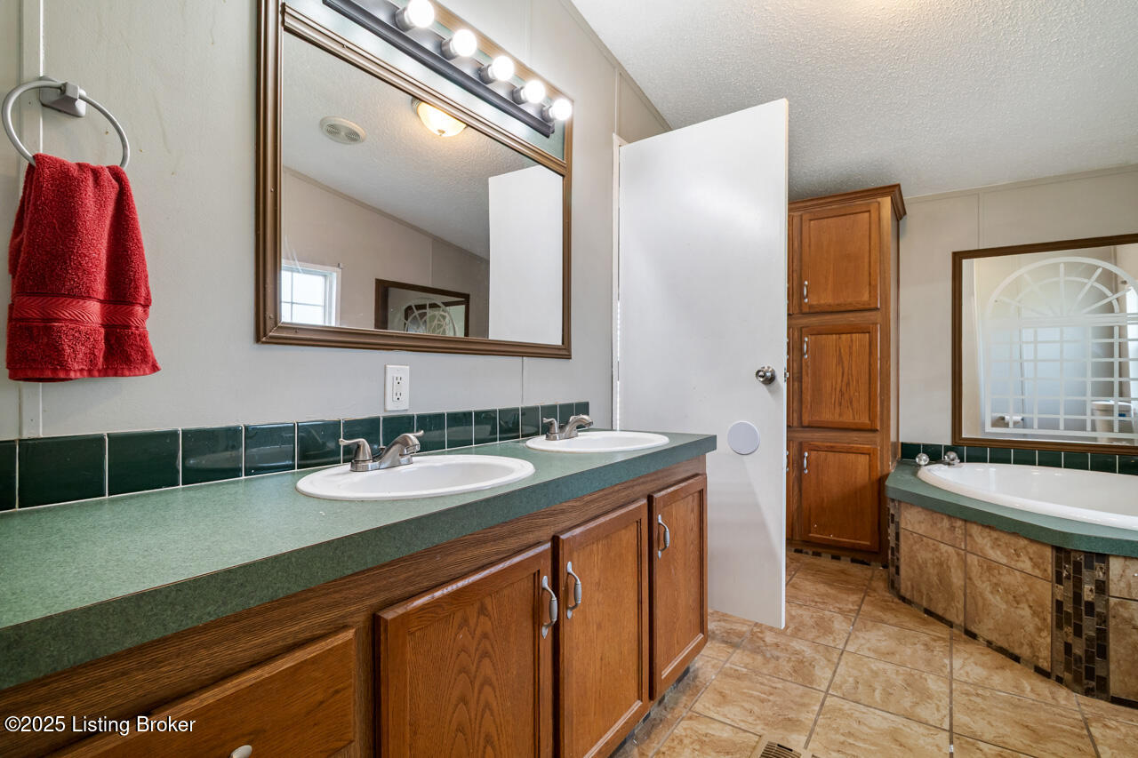 131 Rodeo Drive Cecilia, KY 42724 - Photo 17 of 42 131 Rodeo Dr - 25