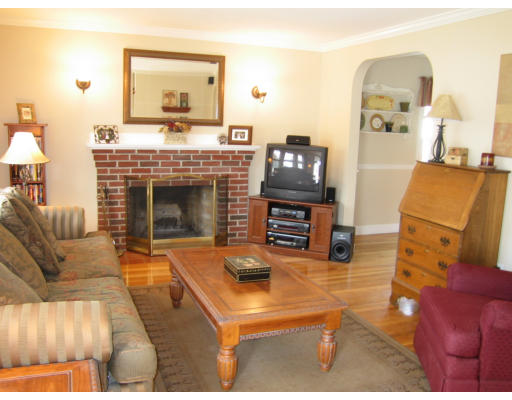 19 Jensen Road Watertown, MA 02472 - Photo 2 of 18 Gallery Image 2