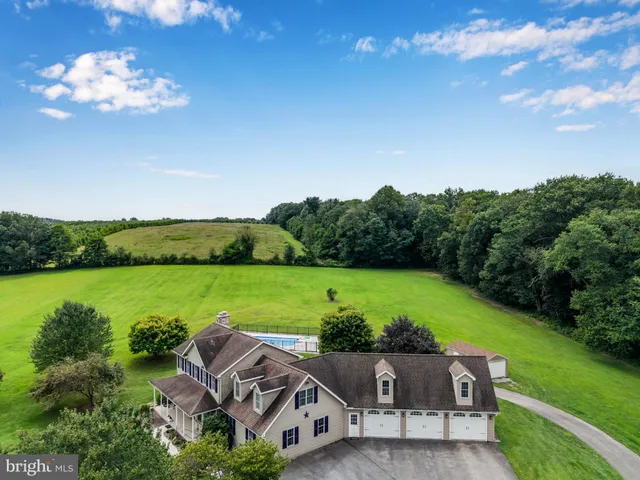 a view of a garden with lawn chairs