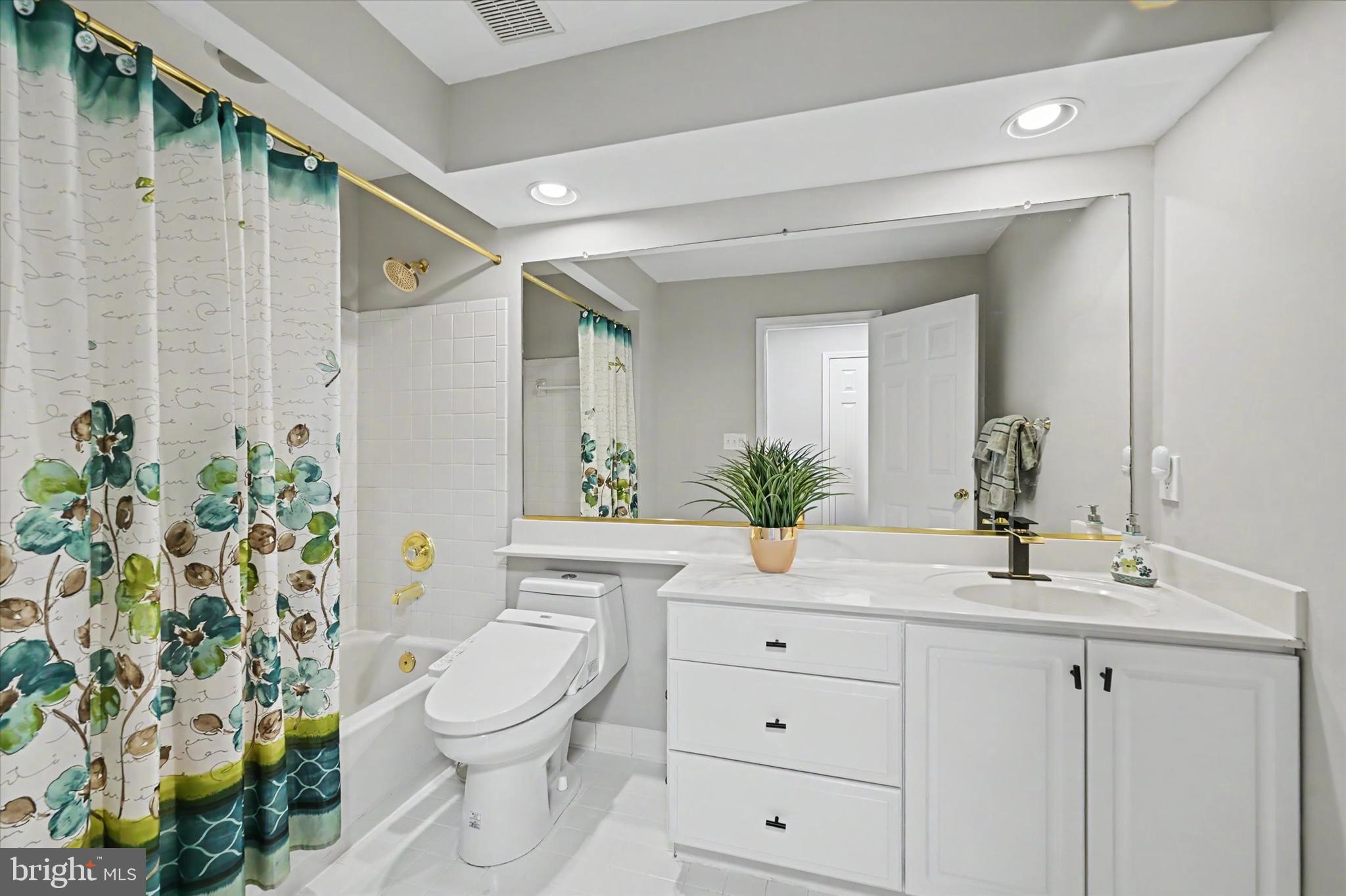 8033 Crest Road Laurel, MD 20723 - Photo 28 of 39 Second Fl Hallway Bath
