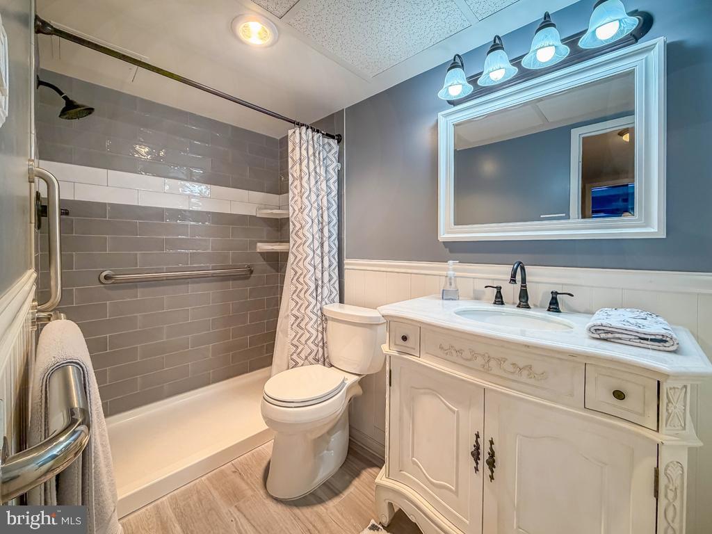 6105 Delaire Landing Road, Unit 105 Philadelphia, PA 19114 - Photo 24 of 39 Bathroom