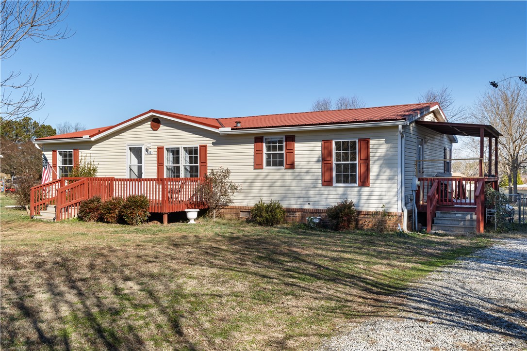811 Pine Grove Road Seneca, SC 29678 - Photo 2 of 20 This inviting residence features a charming front deck and practical covered side entry.