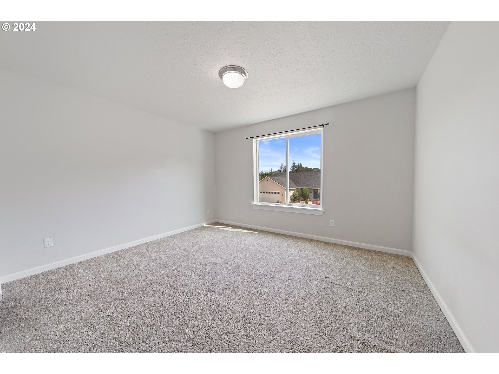 470 Providence Drive Reedsport, OR 97467 - Photo 20 of 41 an empty room with windows