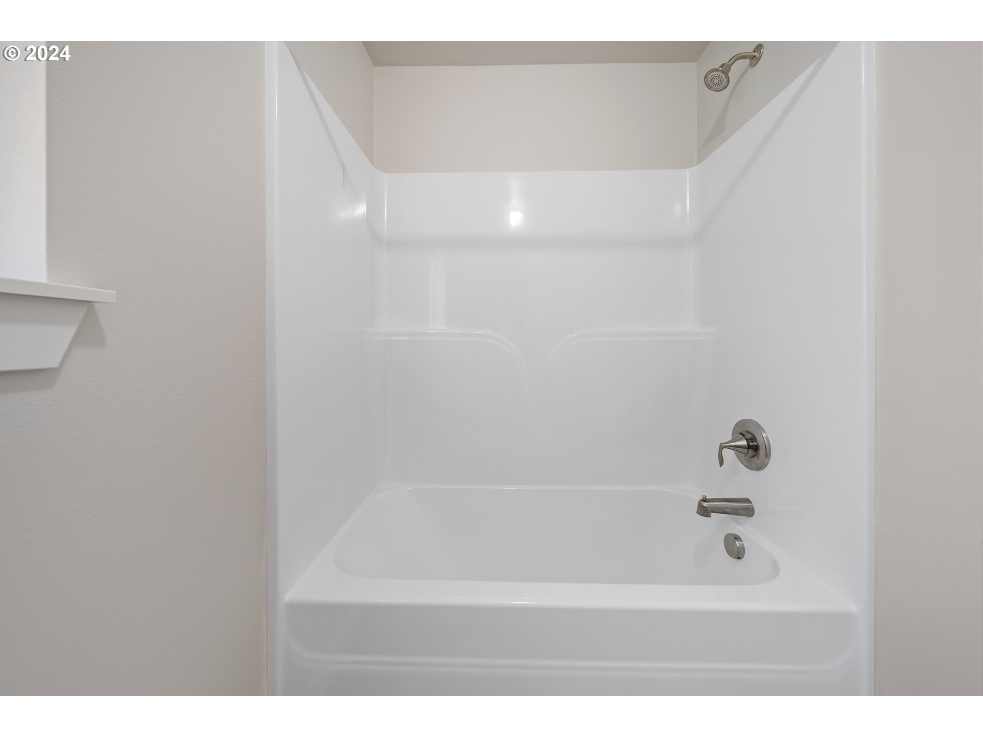 470 Providence Drive Reedsport, OR 97467 - Photo 26 of 41 a bathroom with a bathtub