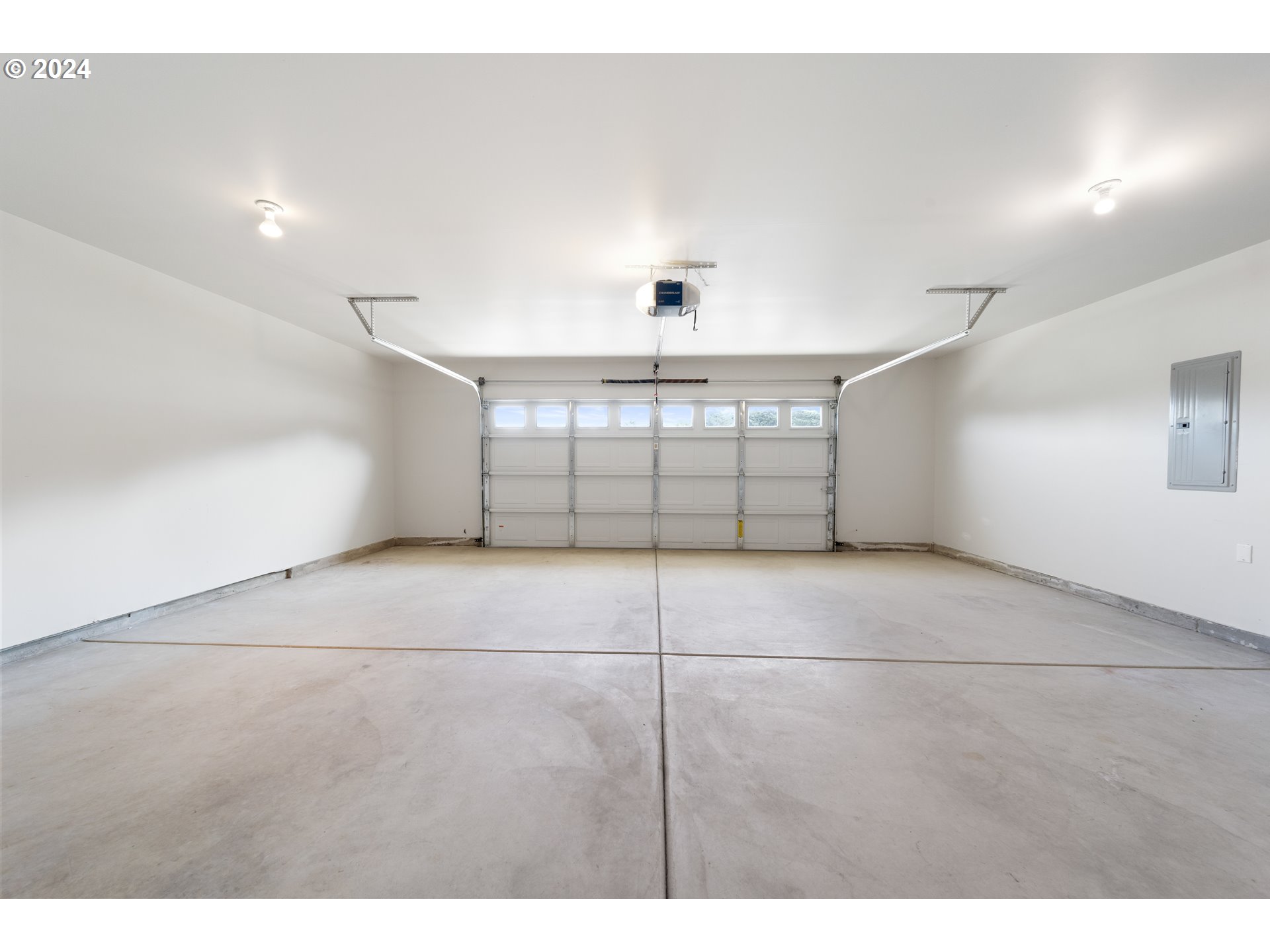 470 Providence Drive Reedsport, OR 97467 - Photo 31 of 41 a view of a garage