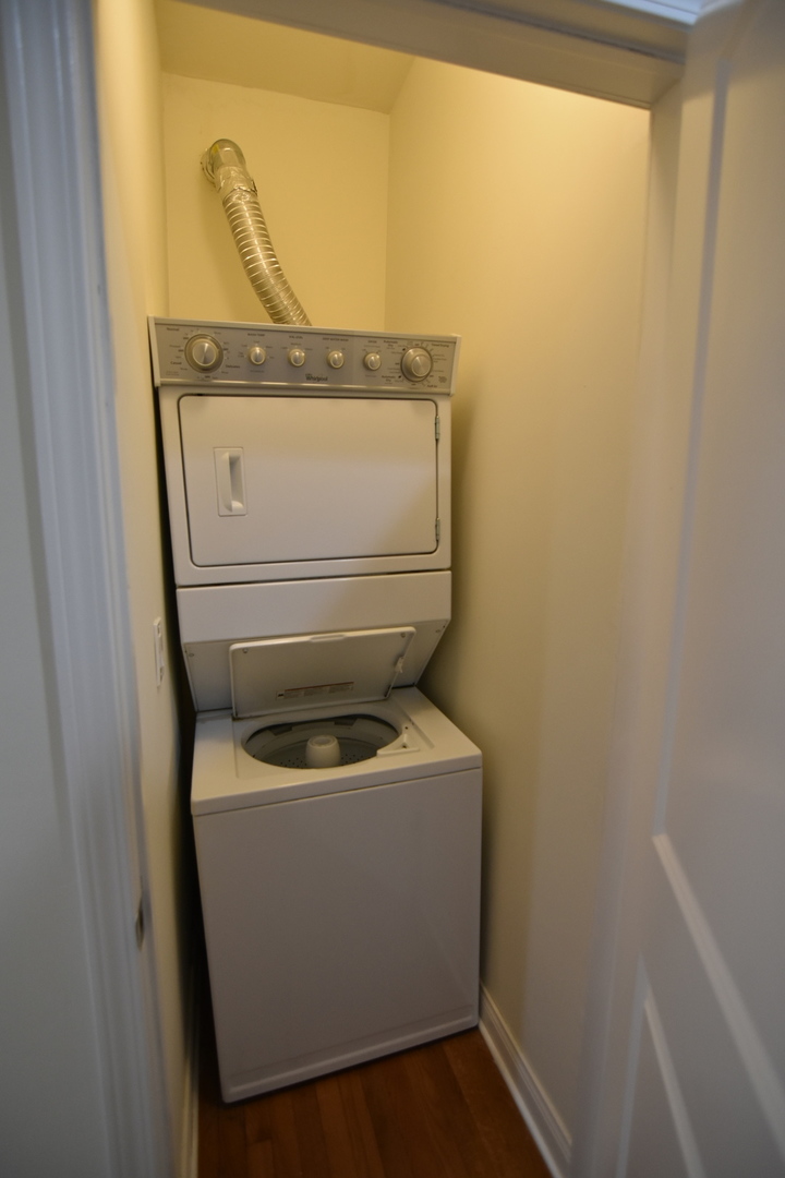 732 West Grace Street, Unit 2W Chicago, IL 60613 - Photo 9 of 15 a utility room with dryer and washer