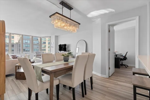 $295,000 | 525 West Hawthorne Place, Unit 2008, Chicago, IL 60657