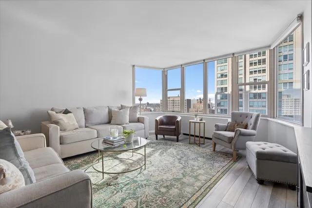 $295,000 | 525 West Hawthorne Place, Unit 2008, Chicago, IL 60657