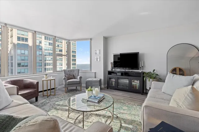 $295,000 | 525 West Hawthorne Place, Unit 2008, Chicago, IL 60657