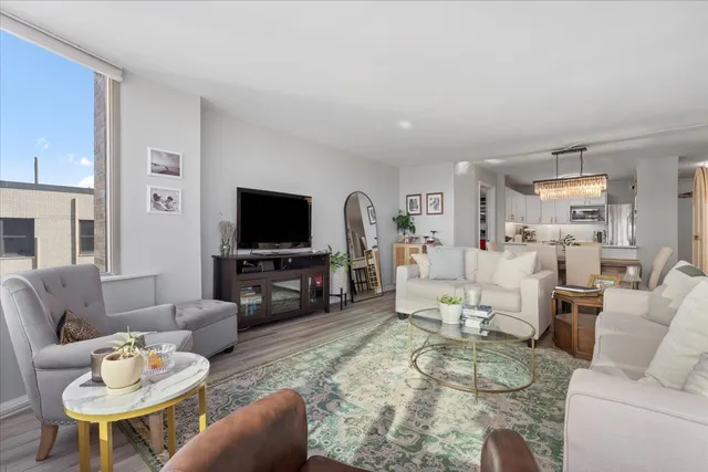 $295,000 | 525 West Hawthorne Place, Unit 2008, Chicago, IL 60657