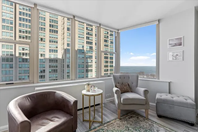 $295,000 | 525 West Hawthorne Place, Unit 2008, Chicago, IL 60657