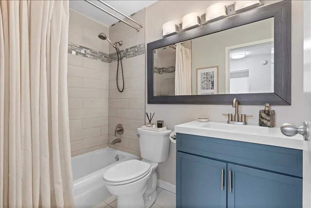 $295,000 | 525 West Hawthorne Place, Unit 2008, Chicago, IL 60657