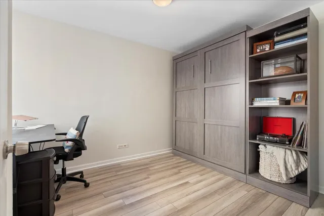 $295,000 | 525 West Hawthorne Place, Unit 2008, Chicago, IL 60657