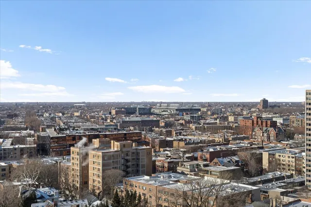 $295,000 | 525 West Hawthorne Place, Unit 2008, Chicago, IL 60657