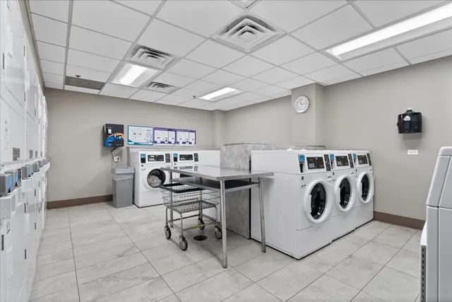 $295,000 | 525 West Hawthorne Place, Unit 2008, Chicago, IL 60657