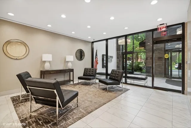 $295,000 | 525 West Hawthorne Place, Unit 2008, Chicago, IL 60657