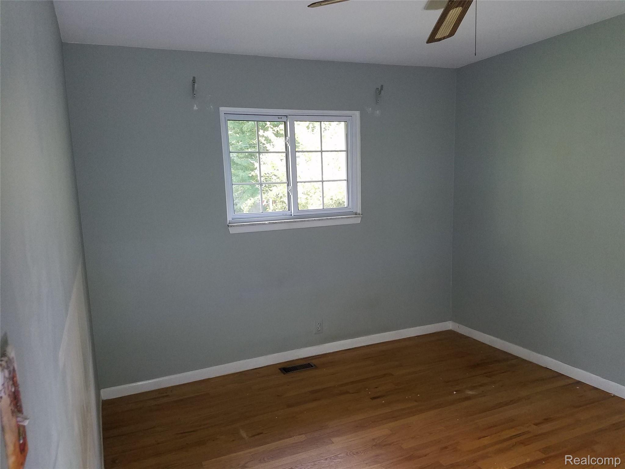 330 Exmoor Road Waterford, MI 48328 - Photo 5 of 12 bedroom 1 photo 9.jpg