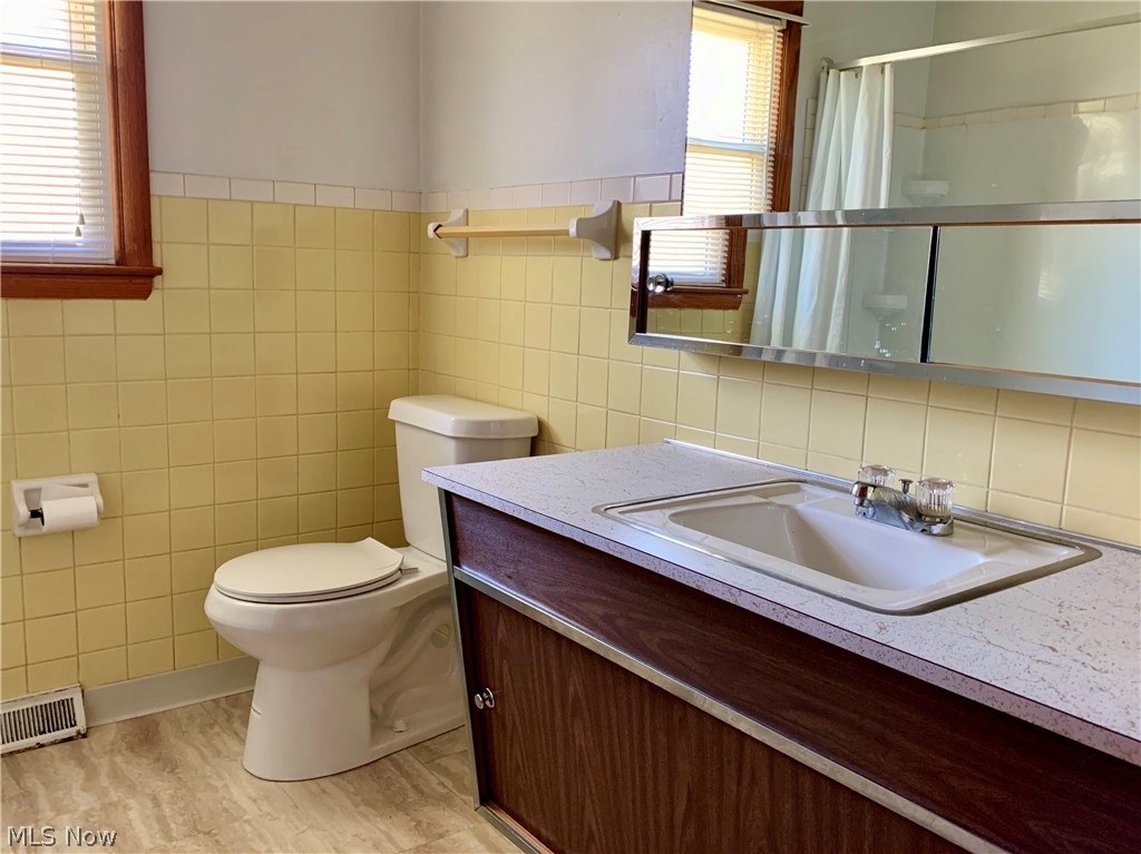 64216 Morrison Road Cambridge, OH 43725 - Photo 15 of 32 Full bath on main floor